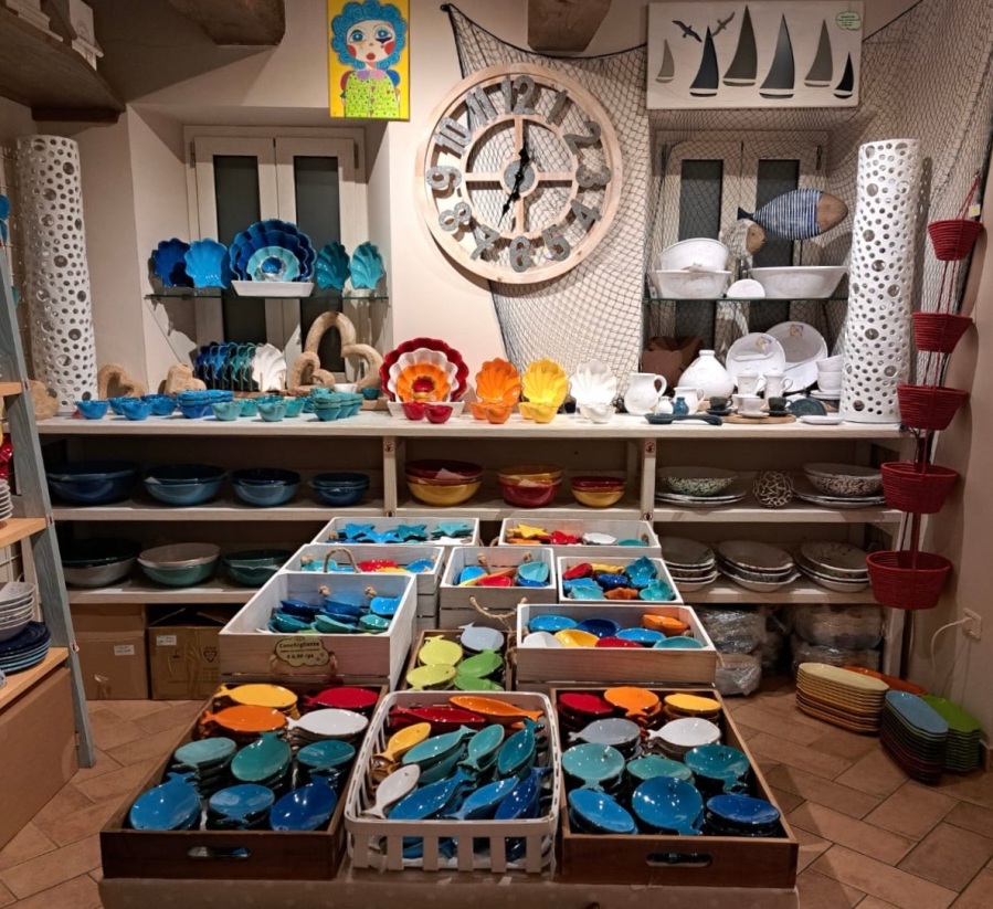Un particolare dell'interno del negozio LifeStyle che mostra i vari articoli, colori, forme delle ceramiche artigianali made in Italy.